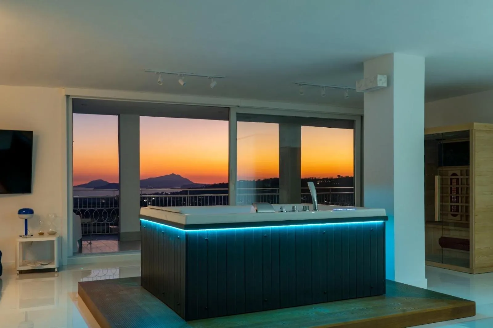 Caravaggio Luxury Apartment Naples