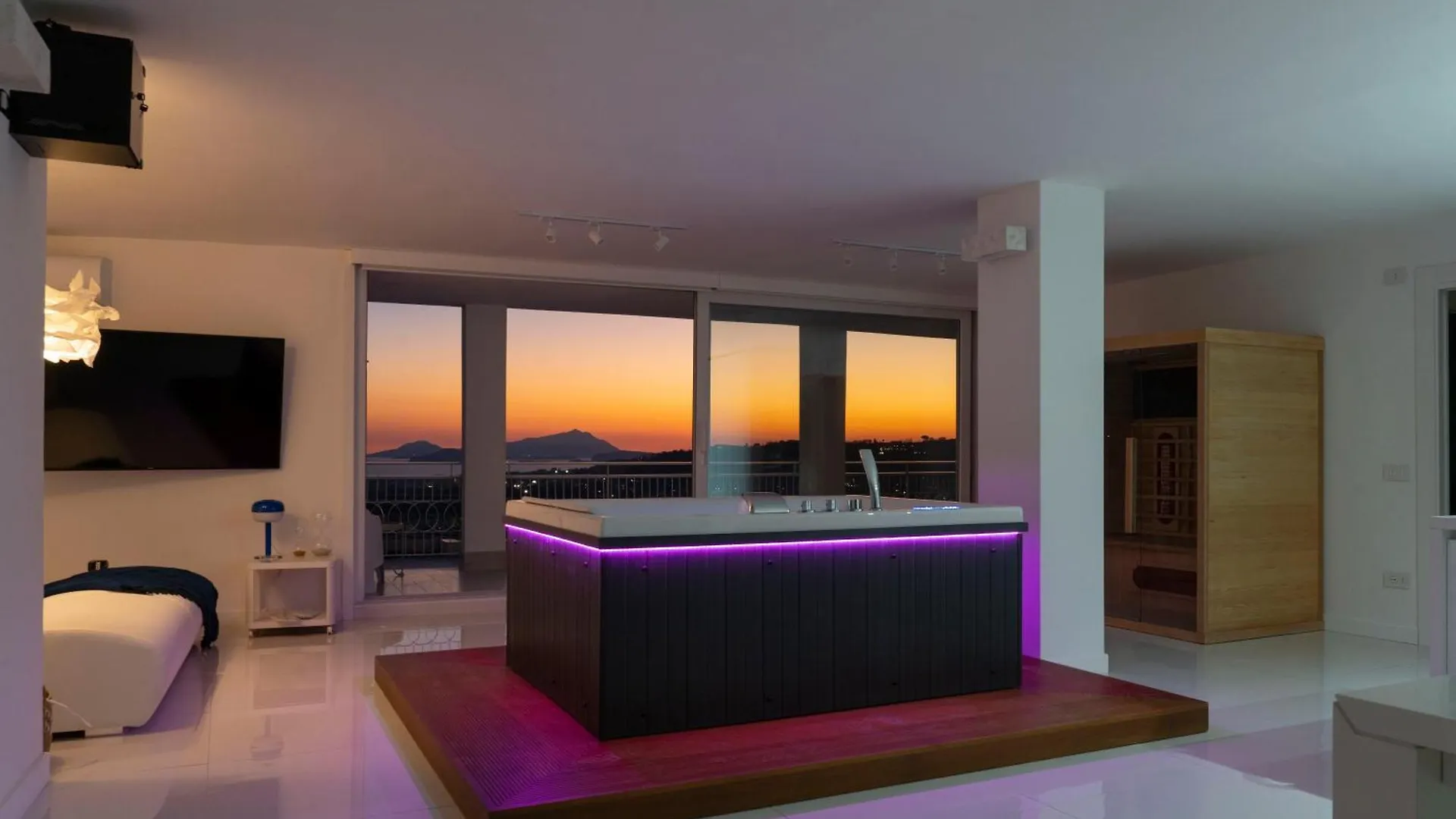 Caravaggio Luxury Apartment Naples