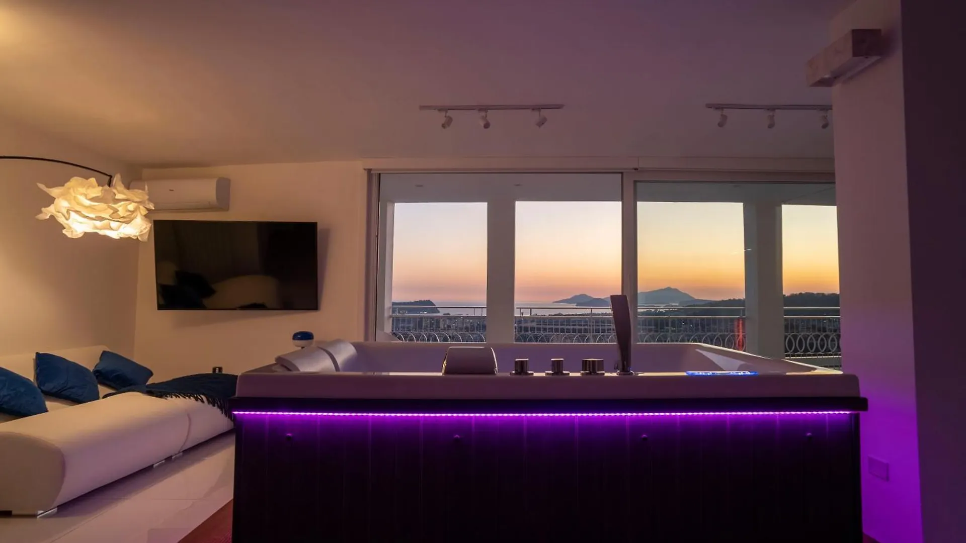 Caravaggio Luxury Apartment Naples 0*,  Italy