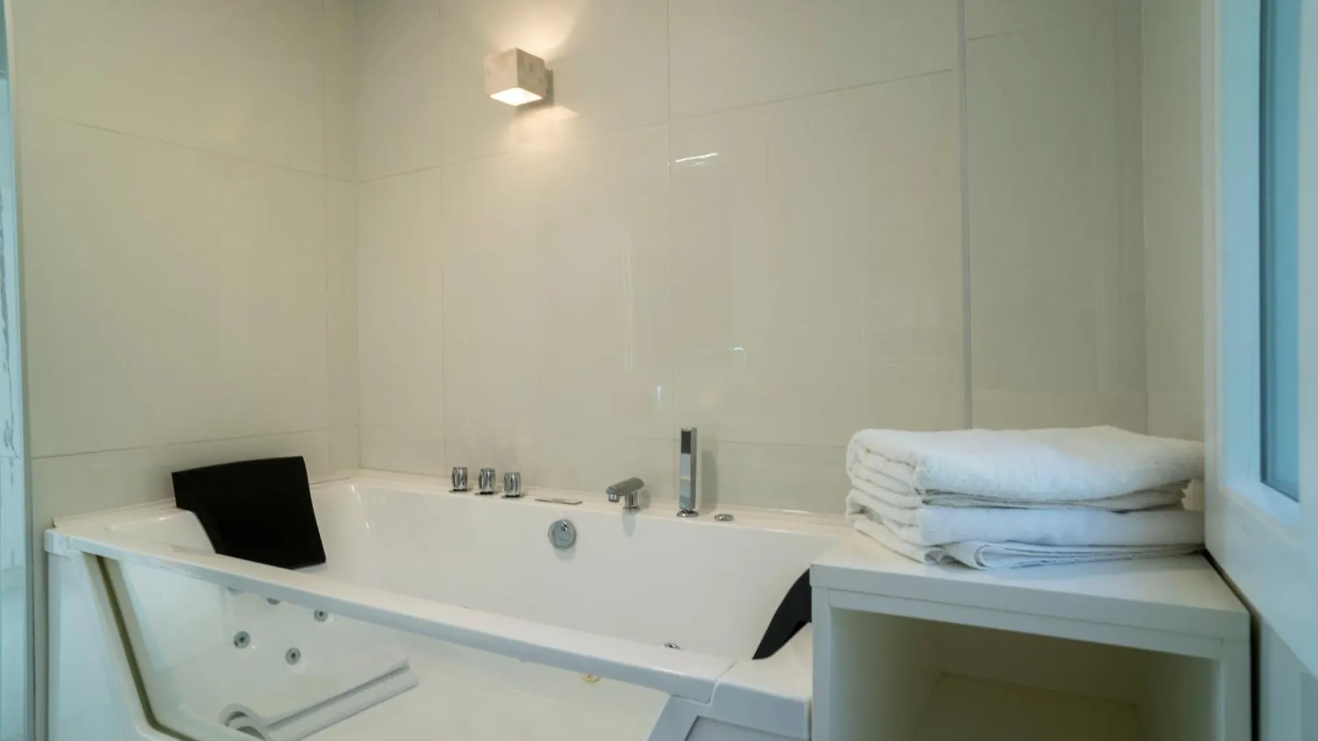 Caravaggio Luxury Apartment Naples Italy