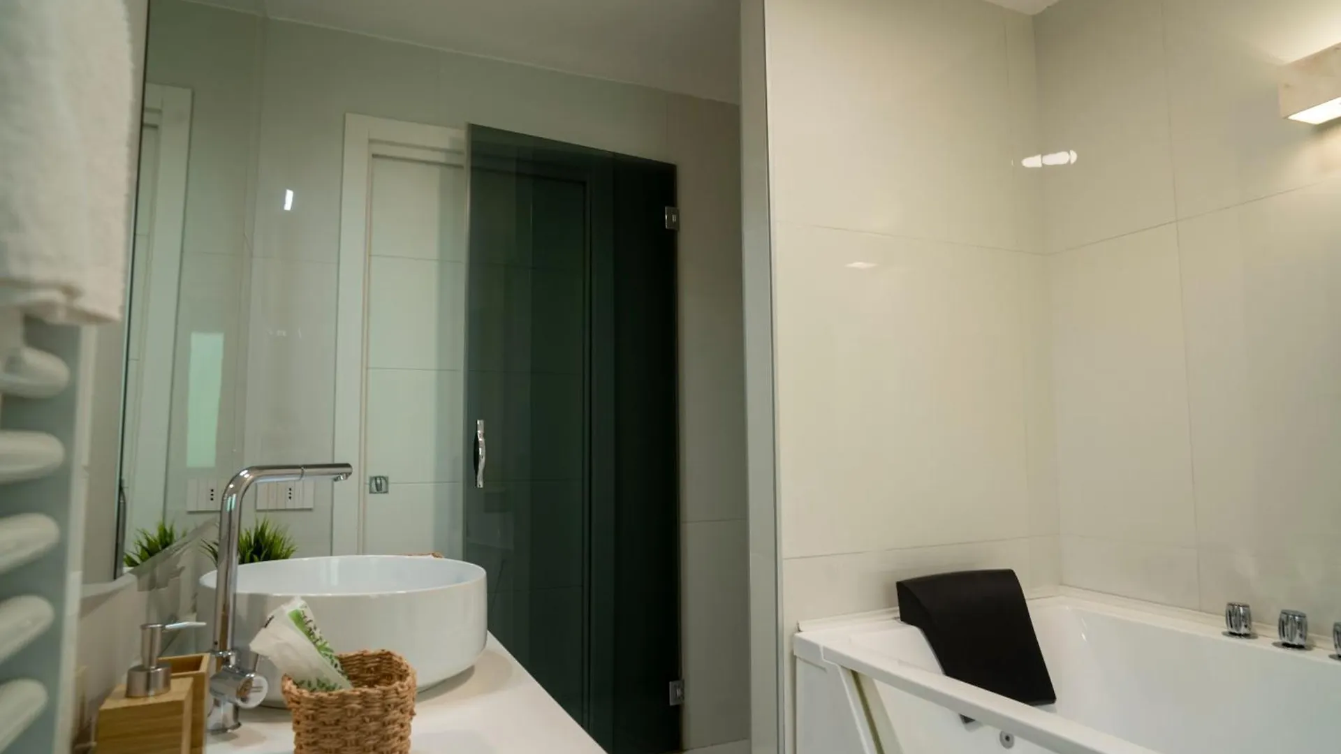 Caravaggio Luxury Apartment Naples
